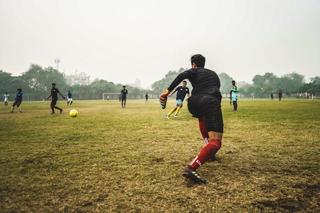 Jugando futbol en el barrio.