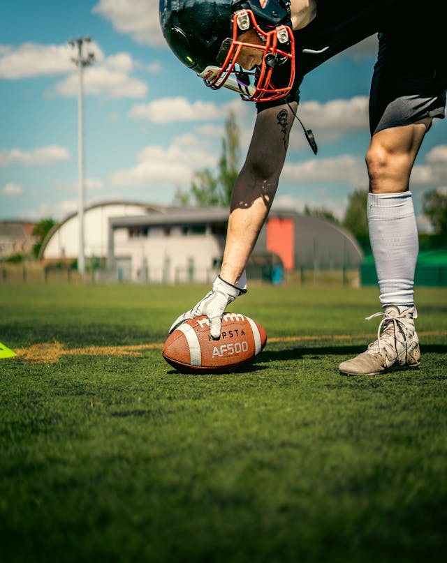 Compite al futbol americano a nivel internacional.