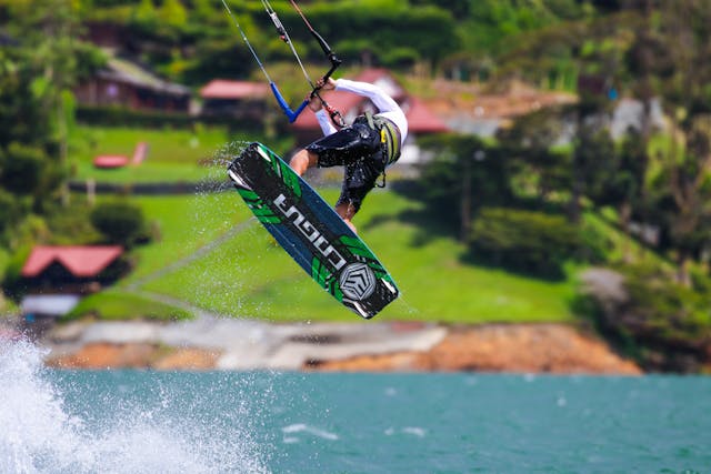 Compite en el extranjero en los deportes extremos.