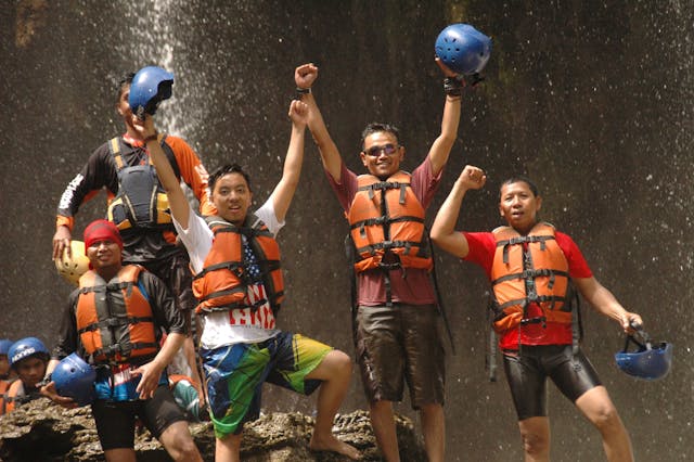 Viaja al extranjero haciendo turismo de aventura.