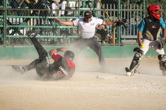 Jugando al softbol asegurado con Journey Sports.