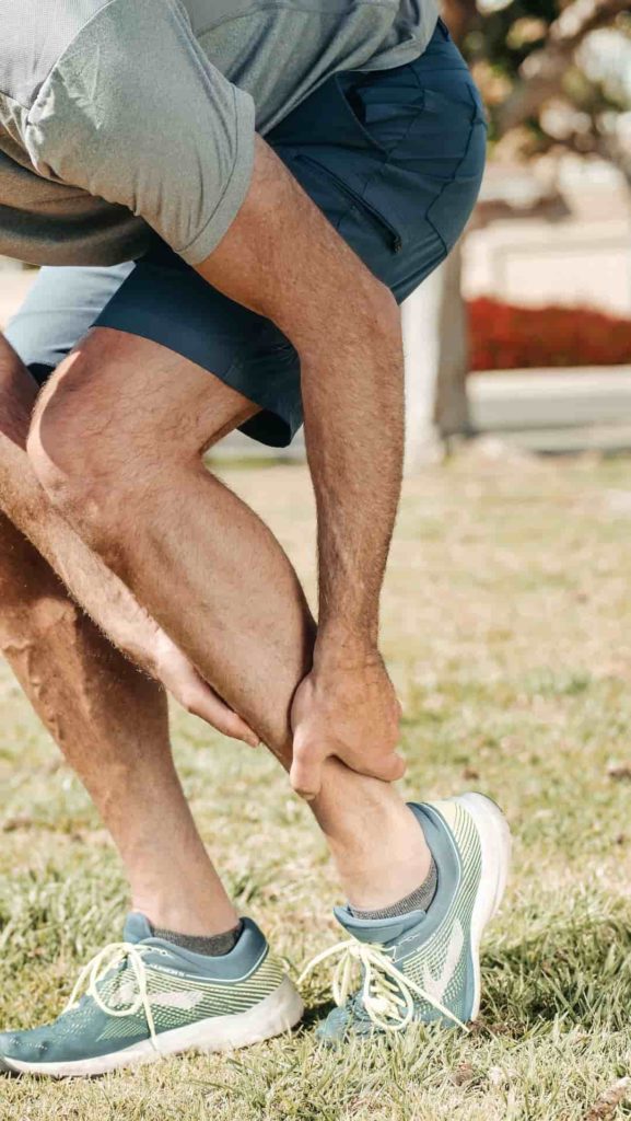 Atleta con una aparente molestia en el tobillo.