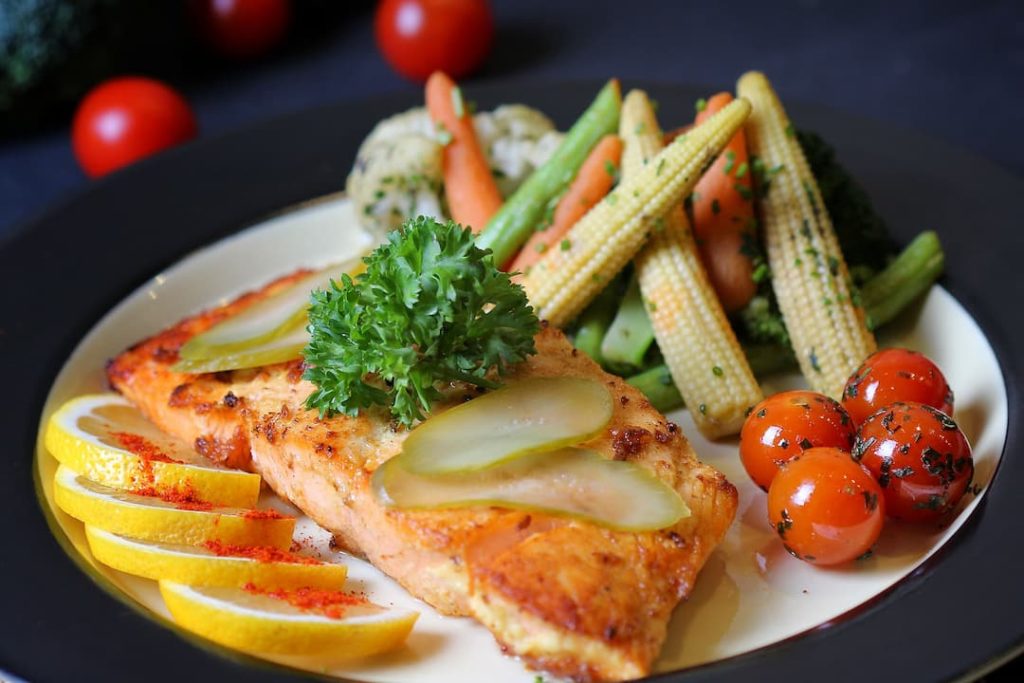 Salmón con verduras, alimentos ricos en Omega 3.