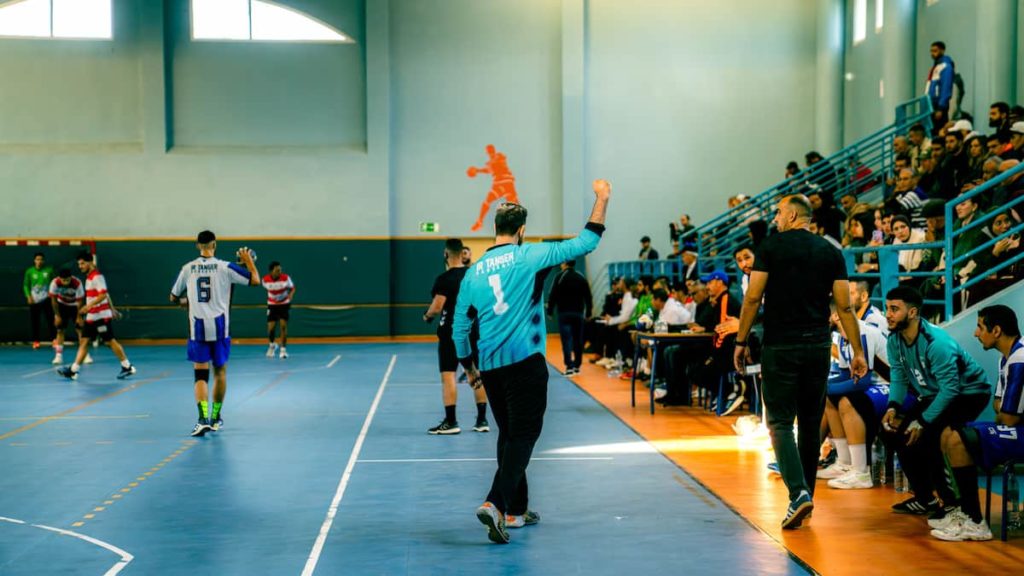 Ambiente de confianza entre equipo de balonmano y entrenador.