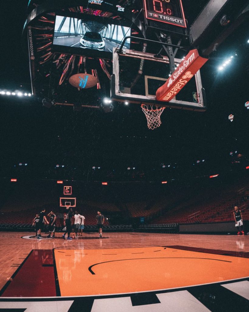 Estadio vacío de básquetbol.